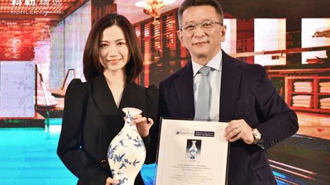 永利澳门及永利皇宫水疗副总监林金凤于中国养生与水疗颁奖礼上代表永利皇宫水疗中心领奖