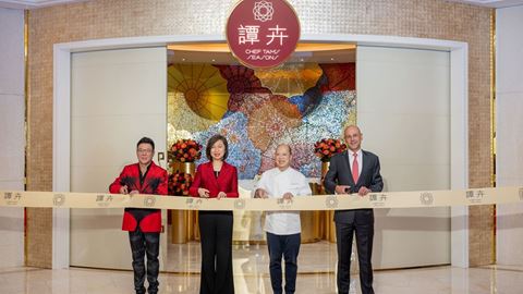 Cantonese Master Chef Tam Kwok Fung the Wynn management team and legendary singer Johnny Jiang jointly unveil Chef