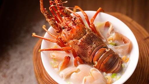 圖七：咏作潮汕魚粥菜式 —「致」（青龍蝦、小象拔蚌、乾魷魚絲）