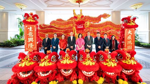 永利金龙醒狮喜迎春 骏马奔腾二十载辉煌