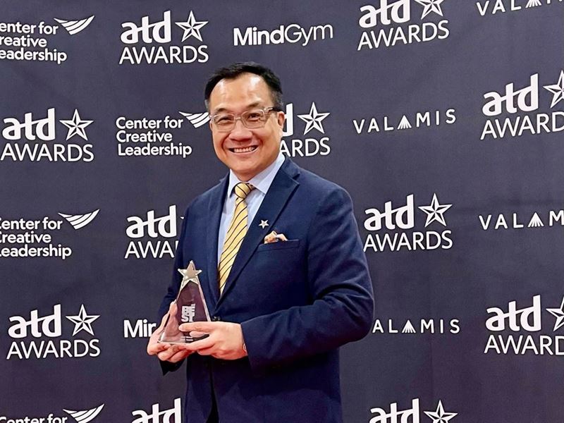 Barry Ip, Vice President of Learning and Advancement of Wynn Macau and Wynn Palace received the award on behalf of Wynn