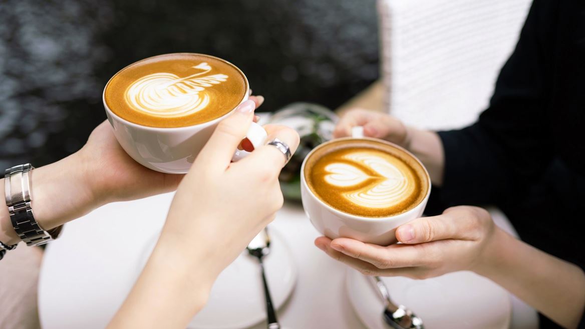 「霞」酒廊推出「朝啡夕酒」的煥新概念，在日光時間提供提供豐富多樣的咖啡選項