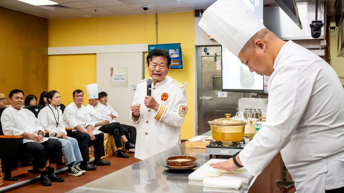 薛泉生大师为大师班介绍「乾隆南巡宴」烹饪技巧
