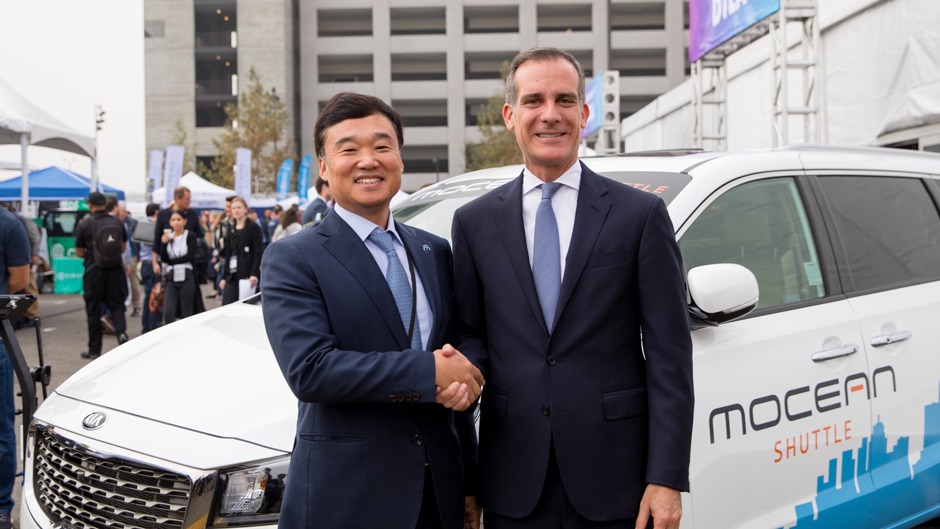 Left : Hyundai Motor Company, EVP KyoungLim Yun / Right : LA Mayor, Eric Garcetti