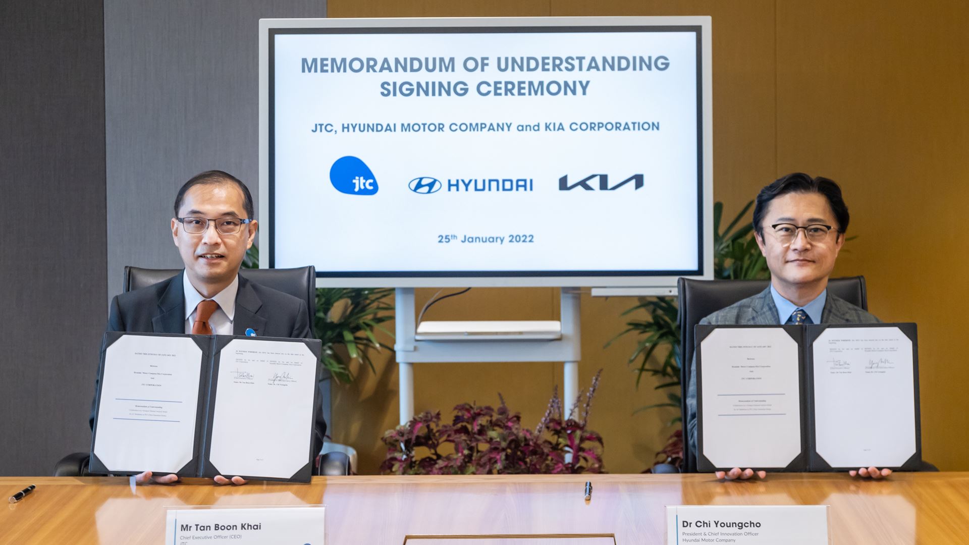 Sitting (Left to Right): Mr Tan Boon Khai, CEO, JTC; Dr Chi Youngcho, President and Chief Innovation Officer, Hyundai..