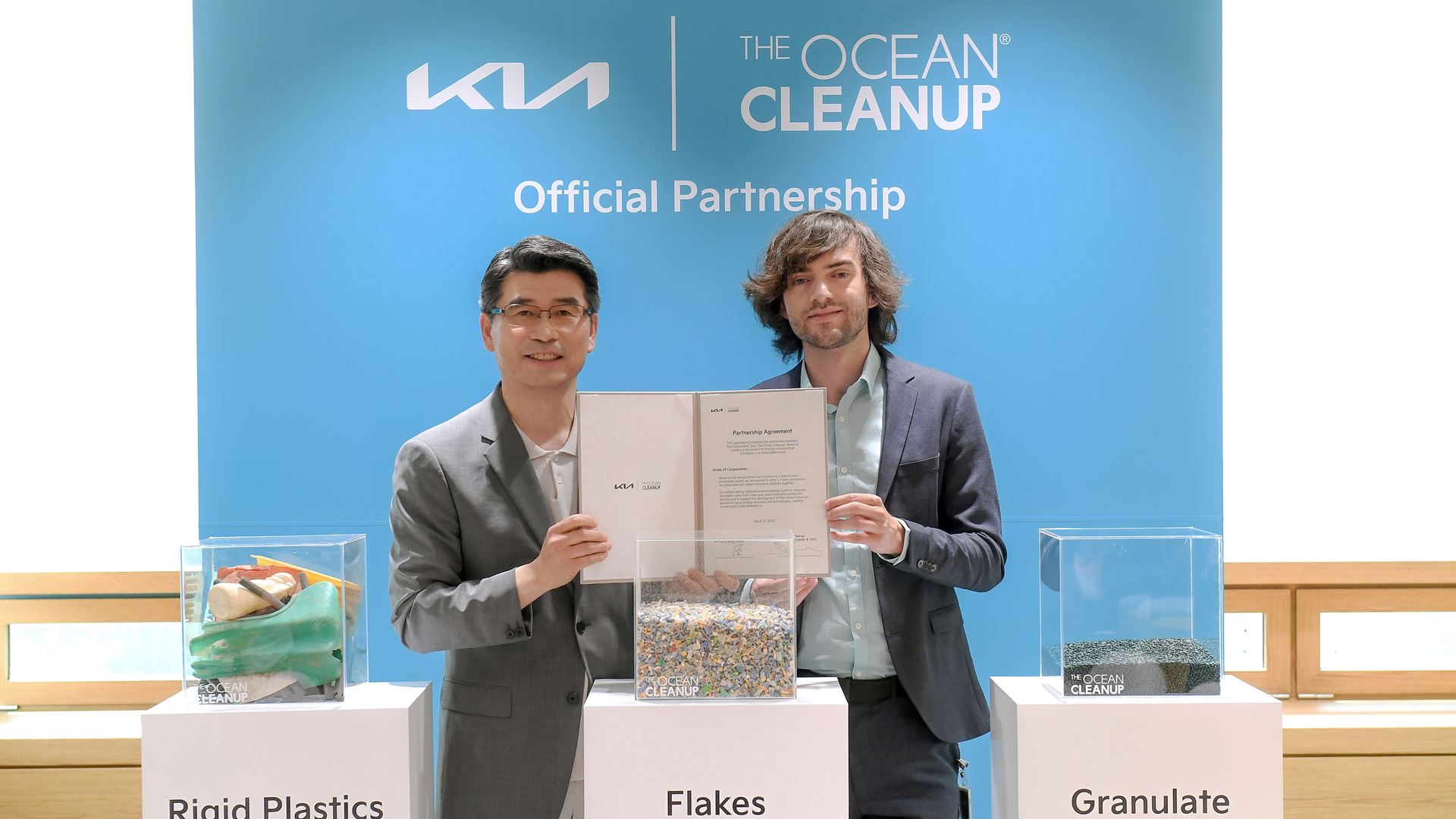 (left) Ho Sung Song, President & CEO, Kia Corporation (right) Boyan Slat, Founder & CEO, The Ocean Cleanup