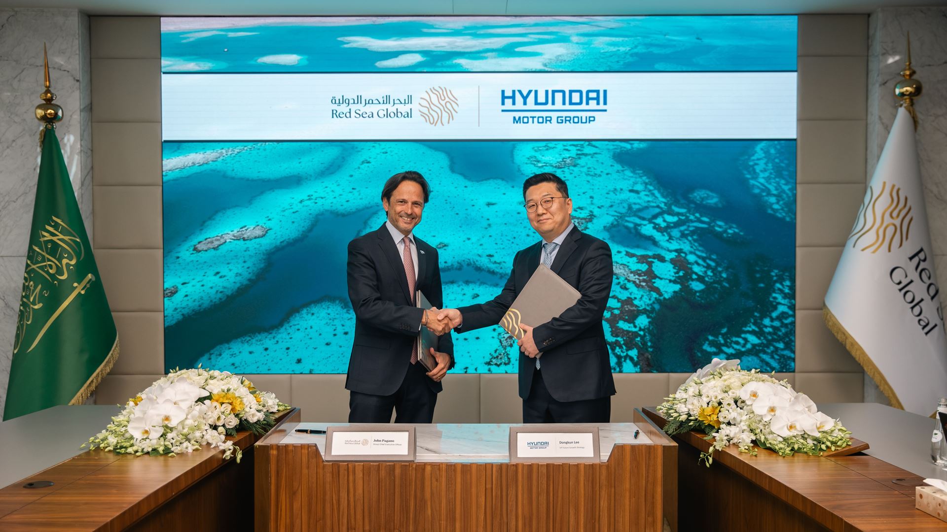 (left) John Pagano, Group CEO of Red Sea Global and (right) Dongkun Lee, Head of Future Growth Strategy Sub-Division