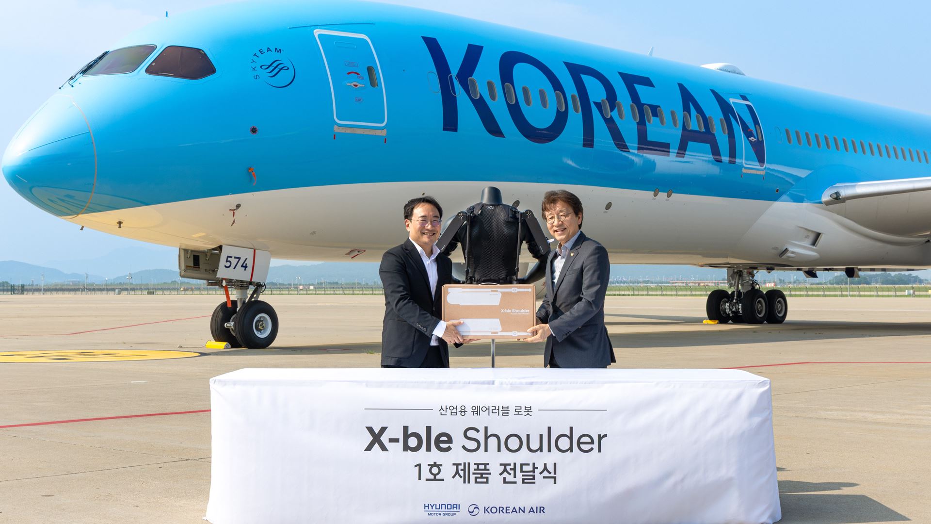 left Dong Jin Hyun Vice President and Head of Robotics LAB at Hyundai Motor and Kia and right Hyunboh Jung