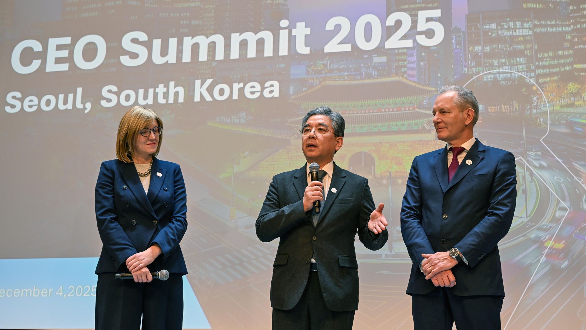 (from left to right) Ivana Jemelkova, CEO of the Hydrogen Council; Jaehoon Chang, Vice Chair of Hyundai Motor Group...