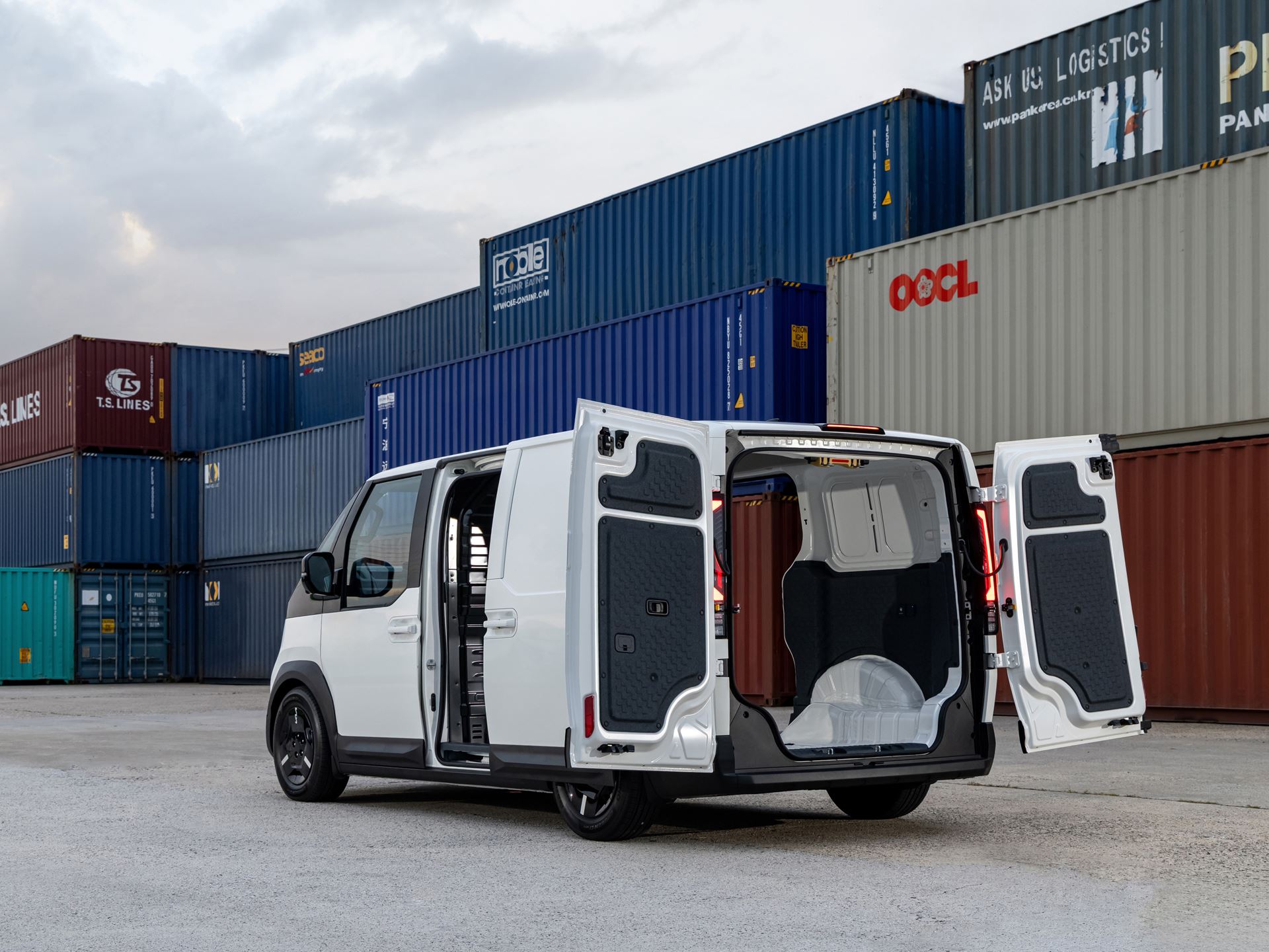 PV5 Cargo Clear White Static