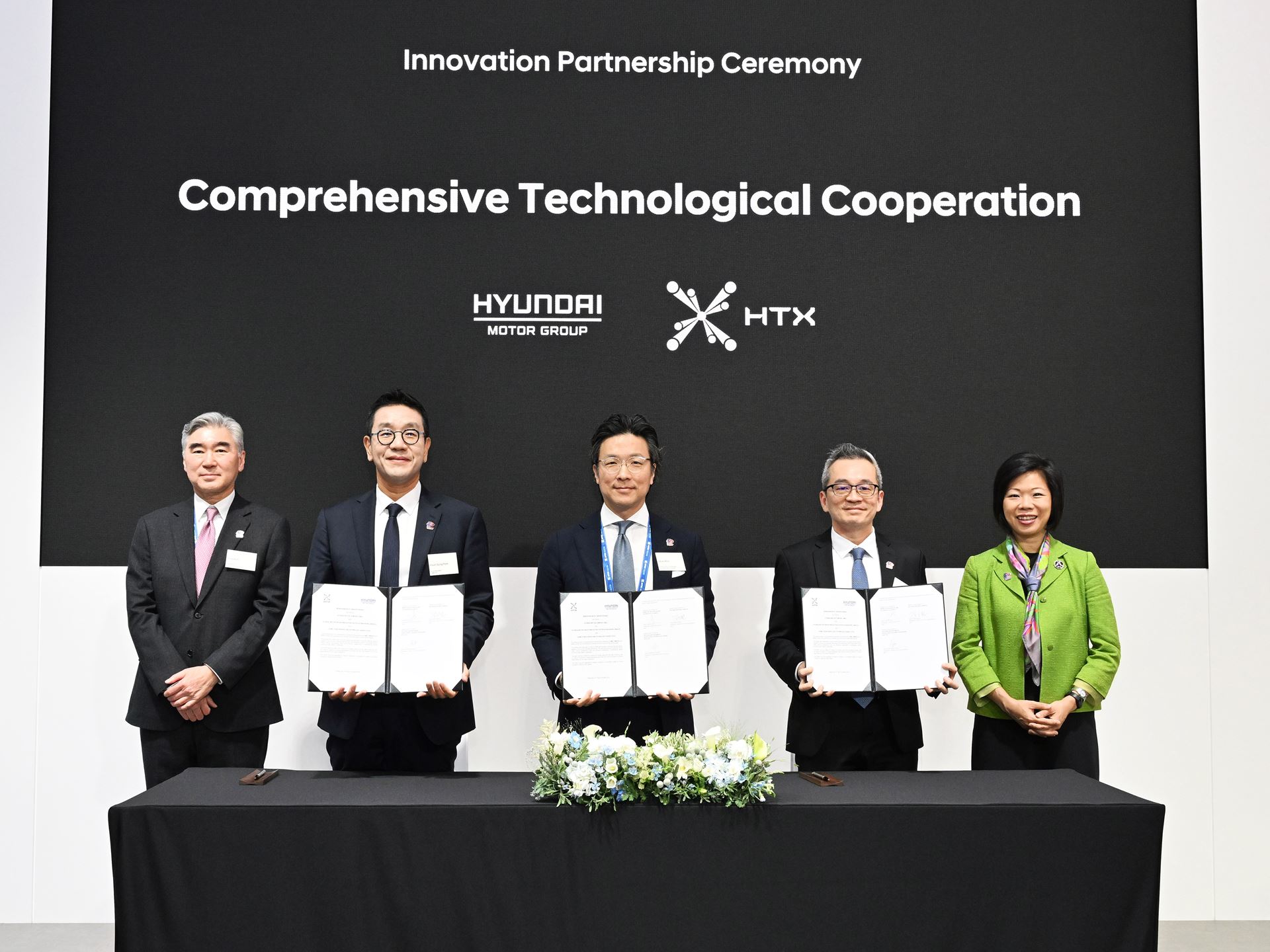 from left Sung Kim President for Strategic Planning at Hyundai Motor Group Hyun Sung Park CEO of HMGICS Ilbum Kim