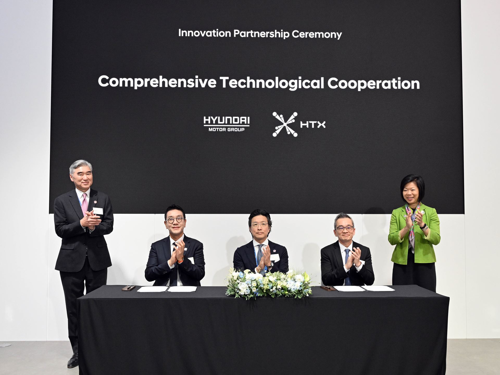 from left Sung Kim President for Strategic Planning at Hyundai Motor Group Hyun Sung Park CEO of HMGICS Ilbum Kim