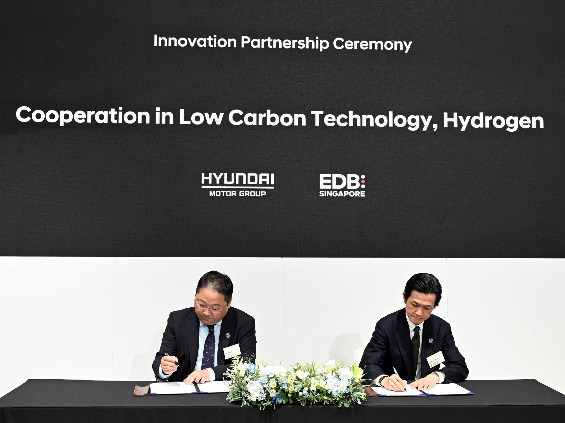 from left Jaeha Park Vice President and Head of Global Hydrogen Business Sub Division at Hyundai Motor Group