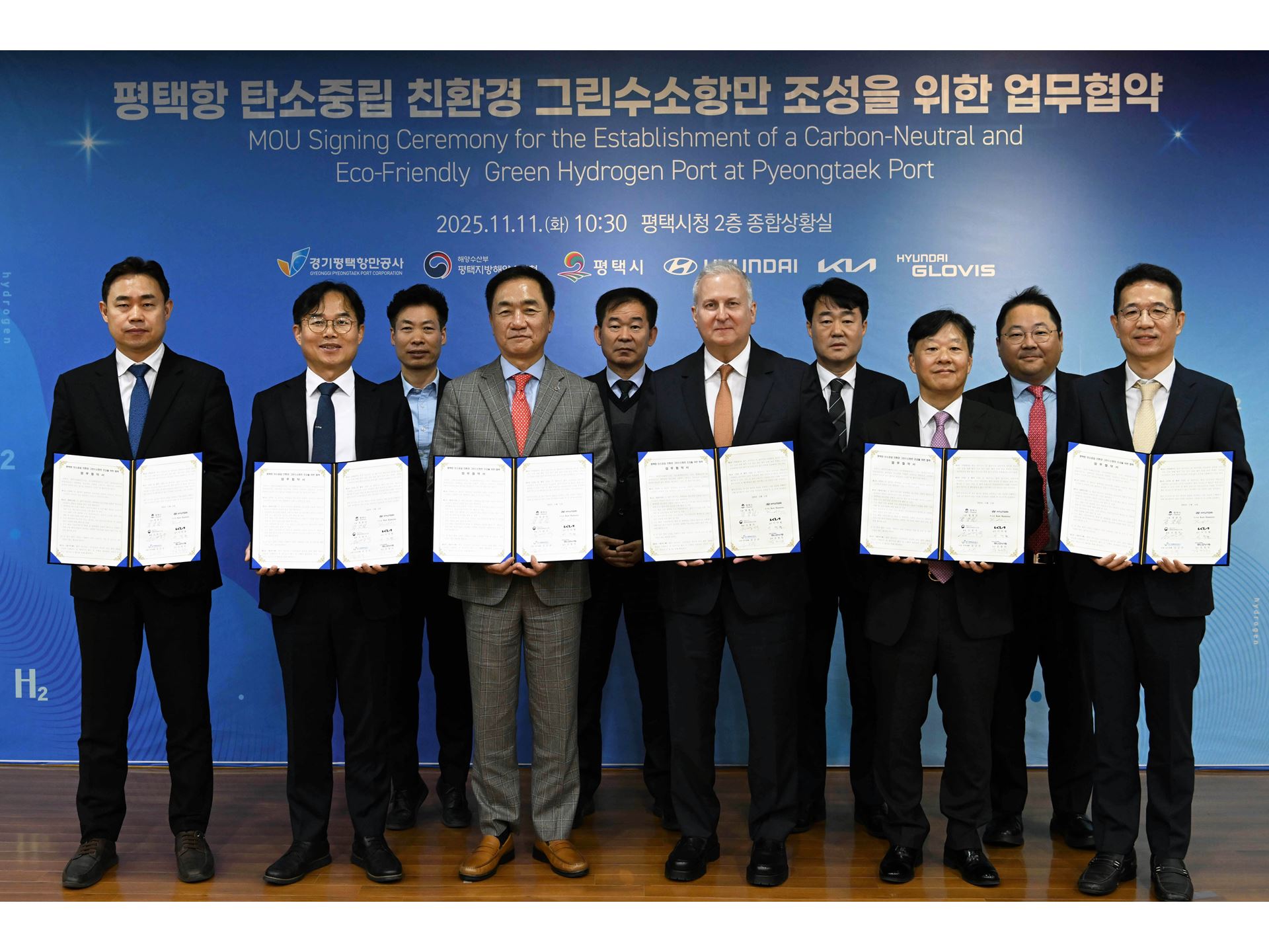 from left Gumgyu Kim Acting President of Gyeonggi Pyeongtaek Port Corporation Kyungsik Do Commissioner of Pyeongtae