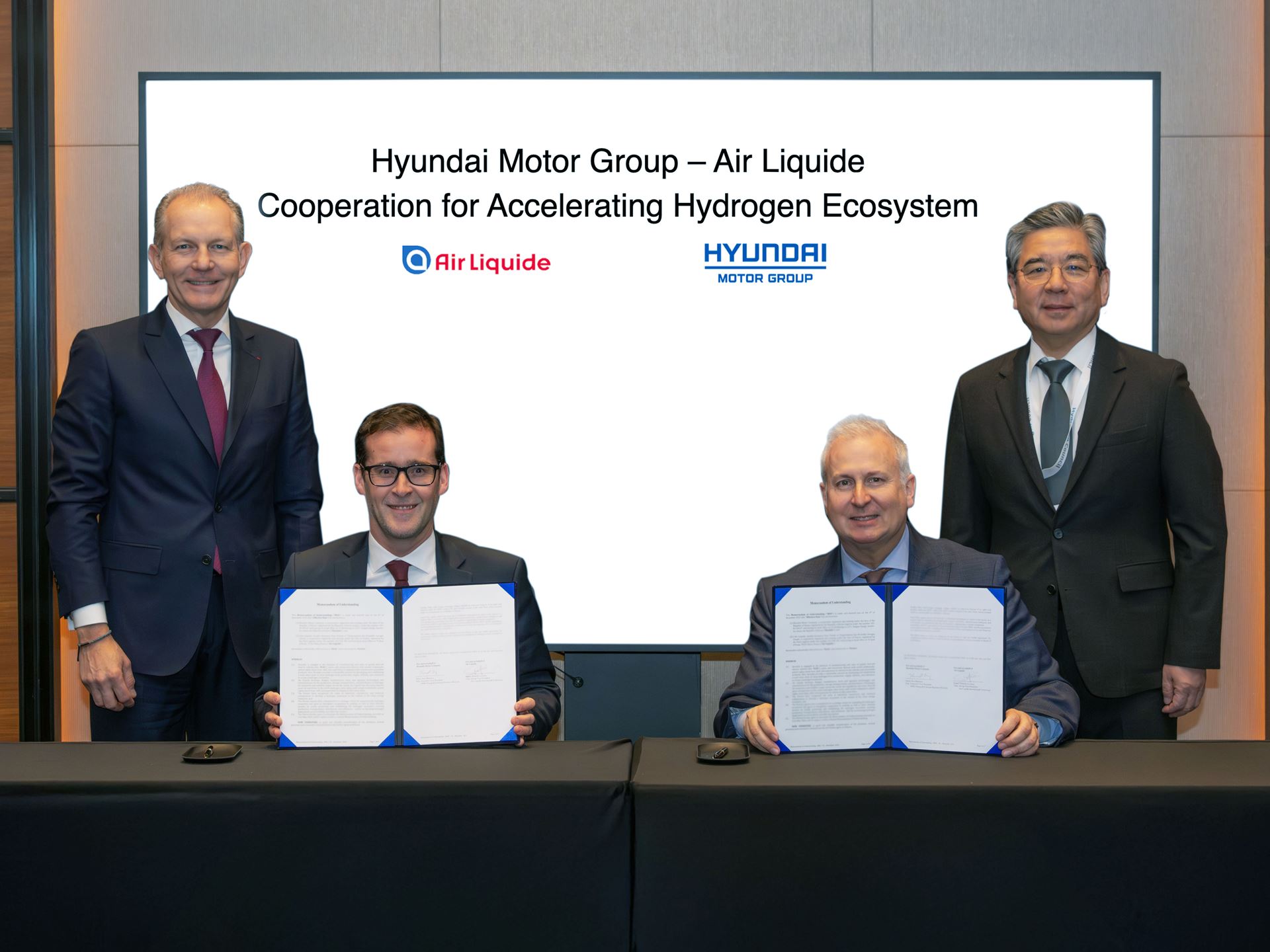 from left to right Fran ois Jackow Group CEO Air Liquide Erwin Penfornis Group Vice President Air Liquide Hydrogen