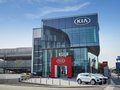 Kia Unveils its Biggest European Dealership – in London