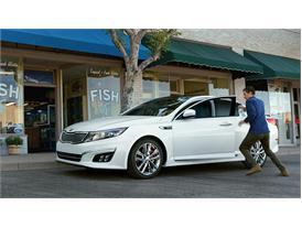 El Rediseñado Kia Optima 2014 Viene al Rescate con Tecnologia y Rendimiento de Nivel Tubo en Nueva Campaña Publicitaria en Español