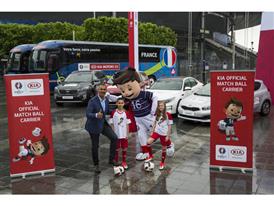 Kia Official Match Ball Carriers pose with Ruud Gullit, UEFA EURO 2016 Ambassador Kia Official Match Ball Carriers pose with Ruud Gullit, UEFA EURO 2016 Ambassador