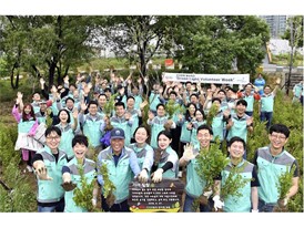 Jun Young Choi, Executive Vice President, Head of Human Resources & Administration Division (front row, third from left)
