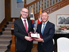 Hyundai Motor Group Executive Chair Euisun Chung awarded Commander of the Order of the British Empire (CBE) Hyundai Motor Group Executive Chair Euisun Chung awarded Commander of the Order of the British Empire (CBE)