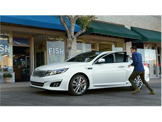 El Rediseñado Kia Optima 2014 Viene al Rescate con Tecnologia y Rendimiento de Nivel Tubo en Nueva Campaña Publicitaria en Español