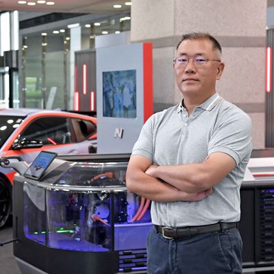 Hyundai Motor Group Chairman Euisun Chung Honored with the Issigonis Trophy