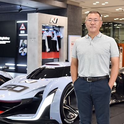 Hyundai Motor Group Chairman Euisun Chung Honored with the Issigonis Trophy