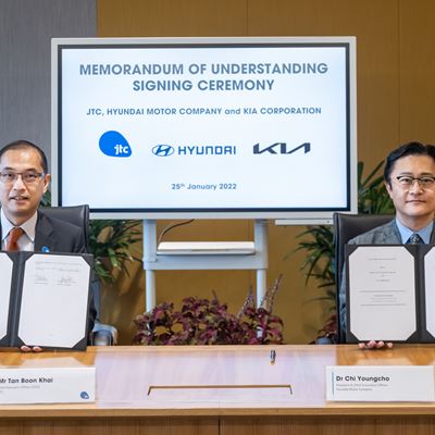 Sitting (Left to Right): Mr Tan Boon Khai, CEO, JTC; Dr Chi Youngcho, President and Chief Innovation Officer, Hyundai..