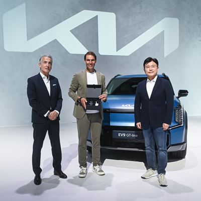Emilio Herrera, President and CEO of Kia Spain, Rafael Nadal and Charles Ryu, Head of Kia Global Brand & CX Division