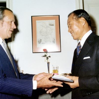 (From left) In 1977, William Bates (British Ambassador to the Republic of Korea at the time), Ju-yung Chung (Founding Ch