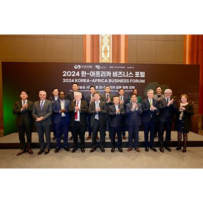 Front Row Left to Right Dong Wook Kim Executive Vice President HMG Said Mouline Head of Morocco s Agency
