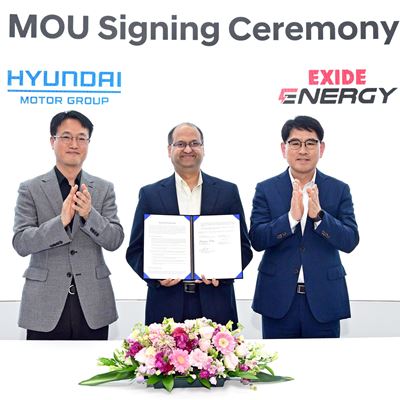 from left Duk Gyo Jeong Head of Electric Vehicle Parts Purchasing Sub Division of Hyundai Motor and Kia Dr Mandar