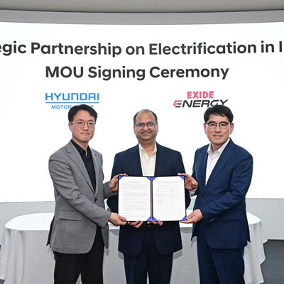 from left Duk Gyo Jeong Head of Electric Vehicle Parts Purchasing Sub Division of Hyundai Motor and Kia Dr Mandar V
