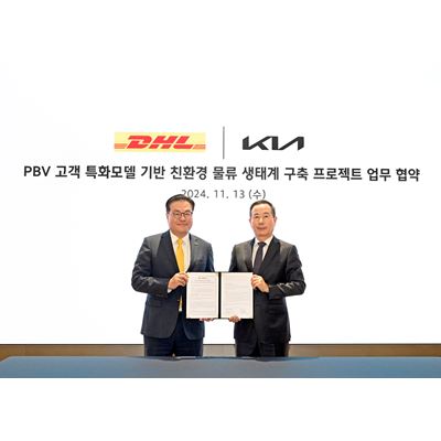 From left JiHun Michael Han Managing Director of DHL Express Korea Won Jeong Jeong Executive Vice President and