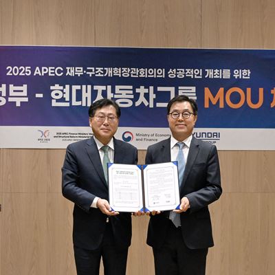 from left Seung Kyu Shin Senior Vice President and Head of the Policy Coordination Office at Hyundai Motor Group