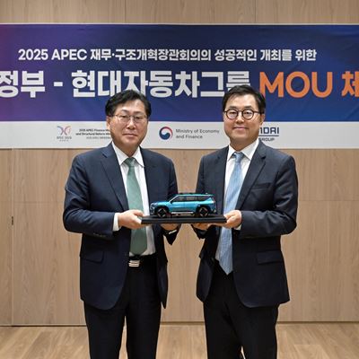 from left Seung Kyu Shin Senior Vice President and Head of the Policy Coordination Office at Hyundai Motor Group
