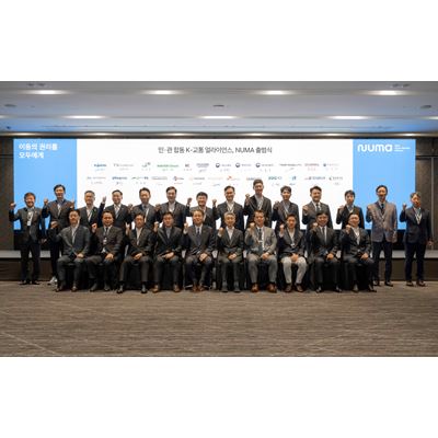 (fifth from left, first row) Hee-up Kang, South Korea’s Vice Minister for Transport; (fifth from right, first row)