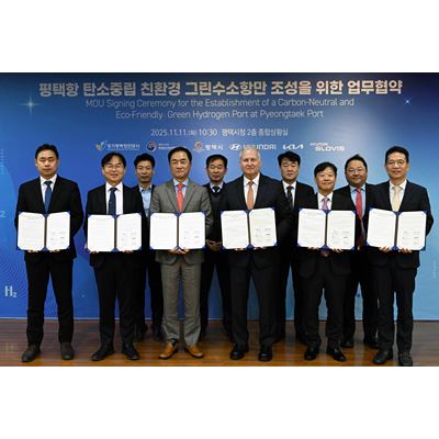(from left) Gumgyu Kim, Acting President of Gyeonggi Pyeongtaek Port Corporation; Kyungsik Do, Commissioner of Pyeongtae