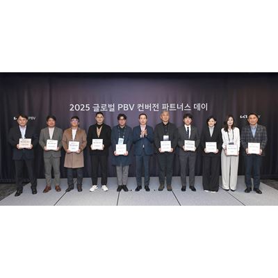 (Sixth from the left) Won-Jeong Jeong, Executive Vice President and Head of Korea Business Division at Kia Corporation