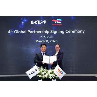 from left Dong Hwan Hwang Head of Ownership Management Sub division at Kia and Elodie Luce Vice President Automotiv