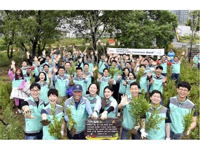 Jun Young Choi, Executive Vice President, Head of Human Resources & Administration Division (front row, third from left)