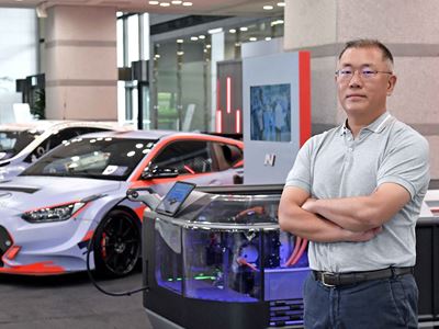 Hyundai Motor Group Chairman Euisun Chung Honored with the Issigonis Trophy at the 2021 Autocar Awar