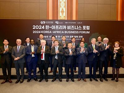 Front Row, Left to Right: Dong-Wook Kim (Executive Vice President, HMG); Said Mouline Head of Morocco’s Agency