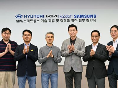 (From left) Jinhee Choi, Senior Executive Vice President of 42dot; Haeyoung Kwon, Vice President and Head of Hyundai Mot