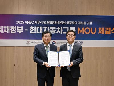(from left) Seung Kyu Shin, Senior Vice President and Head of the Policy Coordination Office at Hyundai Motor Group