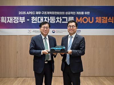 (from left) Seung Kyu Shin, Senior Vice President and Head of the Policy Coordination Office at Hyundai Motor Group
