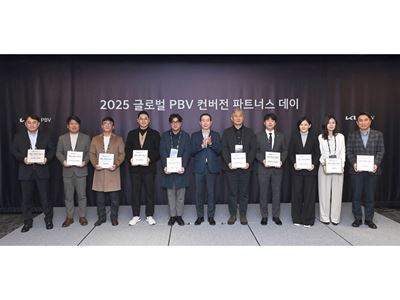 (Sixth from the left) Won-Jeong Jeong, Executive Vice President and Head of Korea Business Division at Kia Corporation