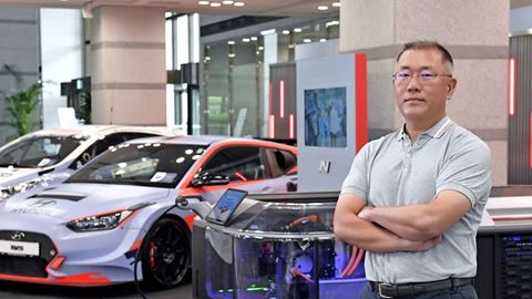 hyundai-motor-group-chairman-euisun-chung-honored-with-the-issigonis-trophy-at-the-2021-autocar-awar