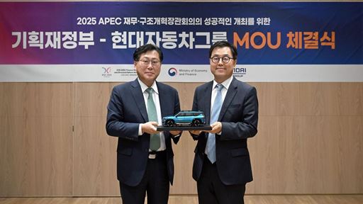 from left Seung Kyu Shin Senior Vice President and Head of the Policy Coordination Office at Hyundai Motor Group