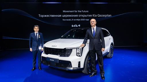 From left Ho Sung Song President and CEO of Kia Corporation and Roman Sklyar First Deputy Prime Minister of the Rep